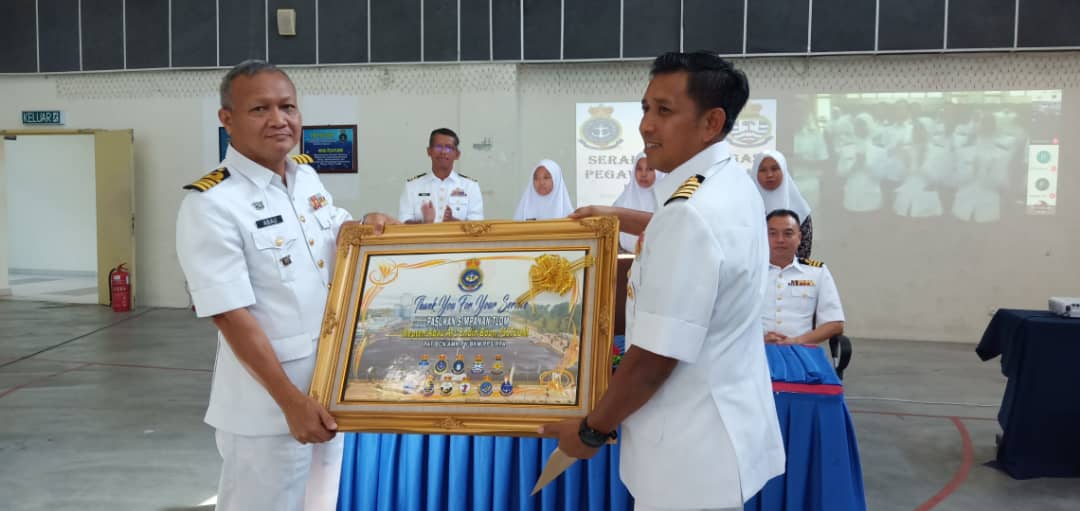 abauendinbrmnvr's tweet photo. May 11, my handing over ceremony,after30 years in RMNVR and 20years in KD SRI PINANG. first time in naval tradition, no parade for the leaving CO. What a shame to RMN...Ramadan not the excuse, said ex KD Pelandok GI.
@gkanedi  @PsstldmOfficial @VeeraSubbiah 
@reza_azeranil63 https://t.co/466S6GGydf