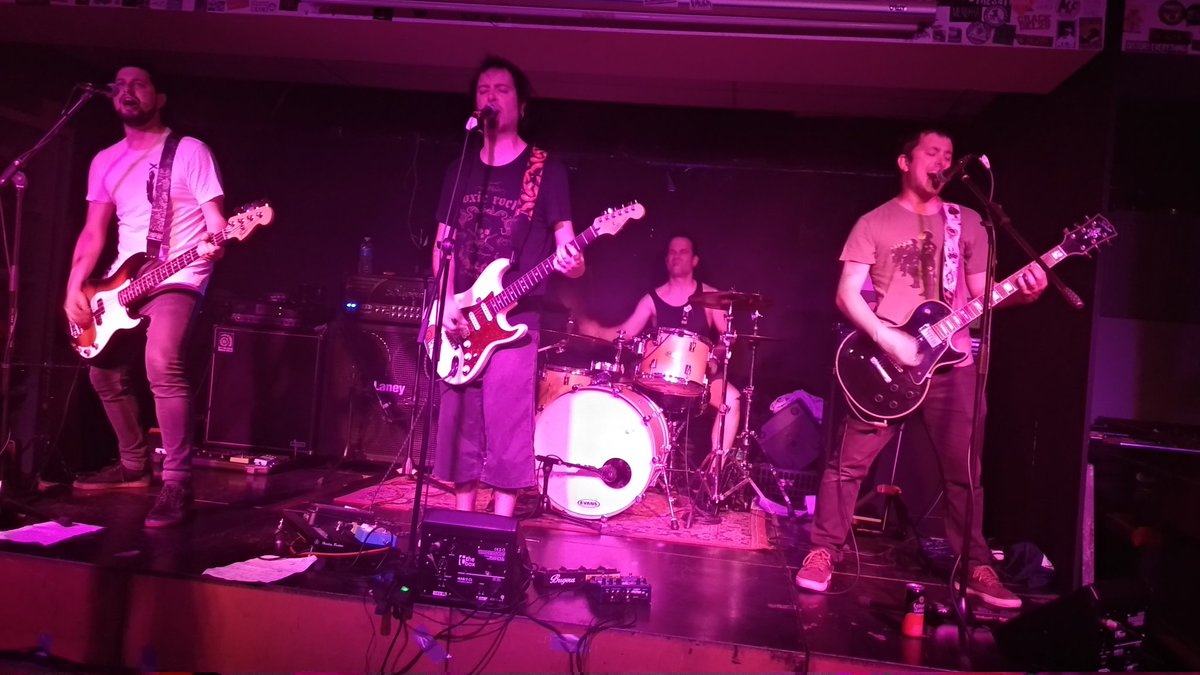 Contentísimo con el concierto de <a href="/DistorsionToxic/">D-TOX</a>. Todo el repertorio, hasta el popurrí (utiliza el recurso muy muy bien), de diez.