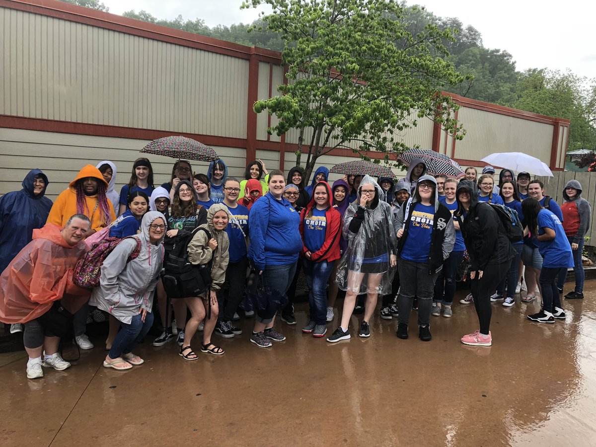 carritherschoir's tweet photo. Day 2! A very soggy day at Dollywood! However, off and on rain means shorter wait times and less people!! The choir also received a Superior rating! https://t.co/bT9ZfQyEUQ