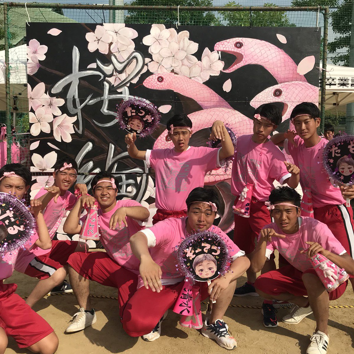 soocoormfskami's tweet photo. 住高体育祭は神
もう2度とないって考えただけで悲しい 
こんなええ高校ないやろ
#住吉 #体育祭 #桜綯団 
#久しぶりのツイート https://t.co/ILrFeNR0u6