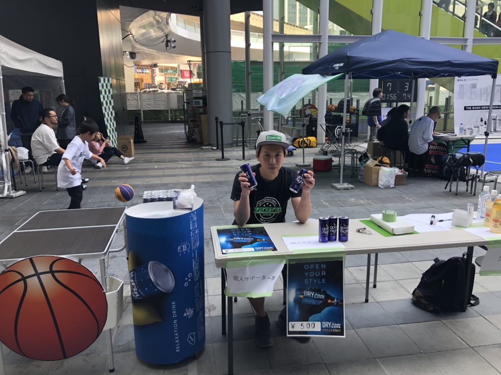 DIME3x3's tweet photo. 【#SHIBUYA3x3フェスティバル】

ドリンクブース営業中🍺
コートのゴール向かって左側に、#pasDIME(@pasdime) 店長の宮永がおります😄
喉を潤しにぜひいらして下さい！

#渋谷ストリーム https://t.co/utouTa5kpm