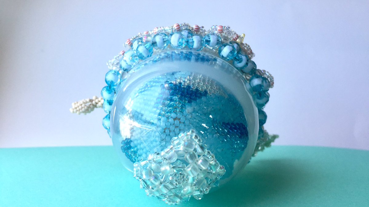 BeadsMisako's tweet photo. ビーズの人魚✨カプセルを利用して自立させています。作っていて楽しかった🐠発展させて魚や貝も入れた大きな作品も作ってみたいな…
#ビーズ #ドール #ビーズドール #ペヨーテステッチ #beads #peyotestitch #seedbeads #beadeddoll https://t.co/dFE0XVCNqJ
