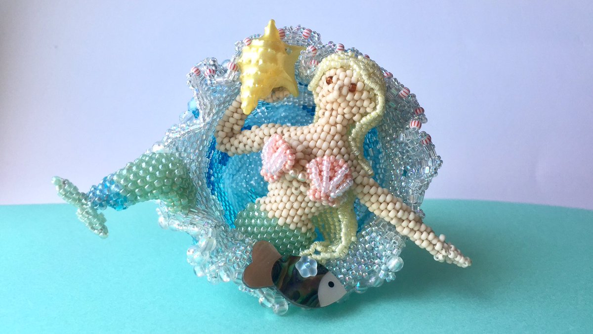 BeadsMisako's tweet photo. ビーズの人魚✨カプセルを利用して自立させています。作っていて楽しかった🐠発展させて魚や貝も入れた大きな作品も作ってみたいな…
#ビーズ #ドール #ビーズドール #ペヨーテステッチ #beads #peyotestitch #seedbeads #beadeddoll https://t.co/dFE0XVCNqJ