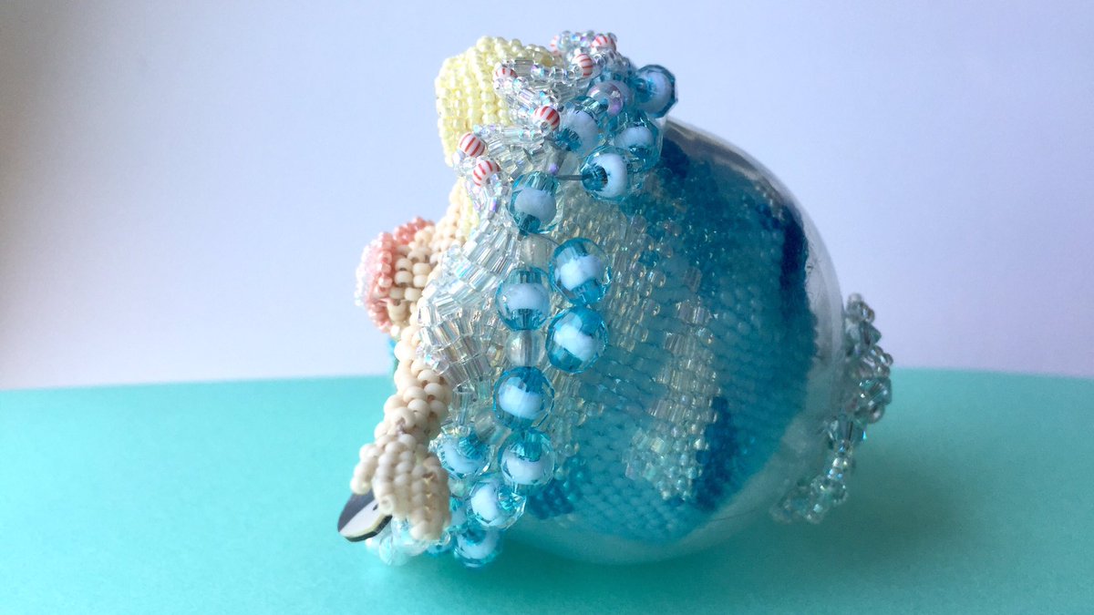 BeadsMisako's tweet photo. ビーズの人魚✨カプセルを利用して自立させています。作っていて楽しかった🐠発展させて魚や貝も入れた大きな作品も作ってみたいな…
#ビーズ #ドール #ビーズドール #ペヨーテステッチ #beads #peyotestitch #seedbeads #beadeddoll https://t.co/dFE0XVCNqJ