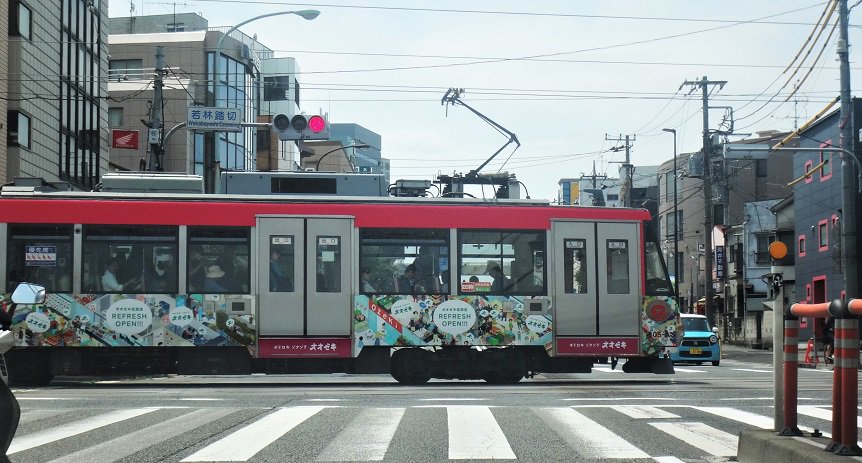 きょうも元気な世田谷線 環七通りの若林踏切を通過する下り車両 ここだけ遮断器ではなく信号型の踏切 午前のパトロールで運よく先頭につけました 目黒 白金 広尾 西麻布 表参道 代官山と回って帰還 春の全国交通安全運動が始まり 警察官の姿が目立ちまし