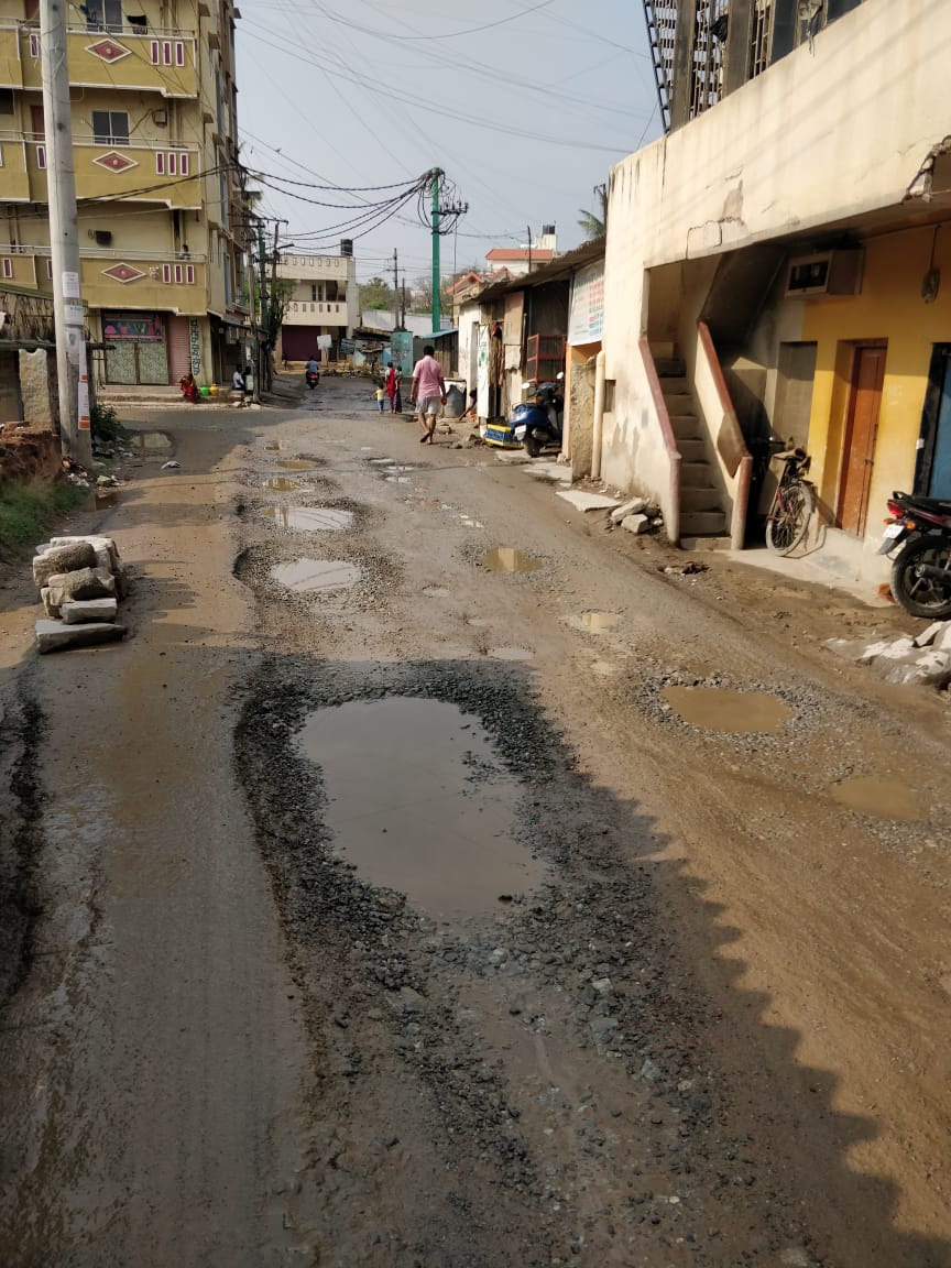 rahulps_'s tweet photo. @bjparvind 
@BBMP_MAYOR 
@BBMPCOMM 

Sir, see the condition of RUB, Balagere Road, Panathur. Daily thousands of commuters are forced to pass through this hell. People fell down in drainage. When this ordeal will get over.?

"Acche Din Kab Ayenge" ???? https://t.co/3AlnyBs7Zm