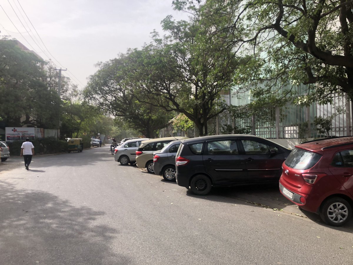 manashuman's tweet photo. आज कल जगह की इतनी तंगी है कि हम तो फ़ुट्पाथ पर आ गए! 😂
#MakeGurgaonWalkable #ClearFootpaths @MunCorpGurugram @GurugramMDA @TrafficGGM @DC_Gurugram @cmohry https://t.co/VPKNHe2vHT