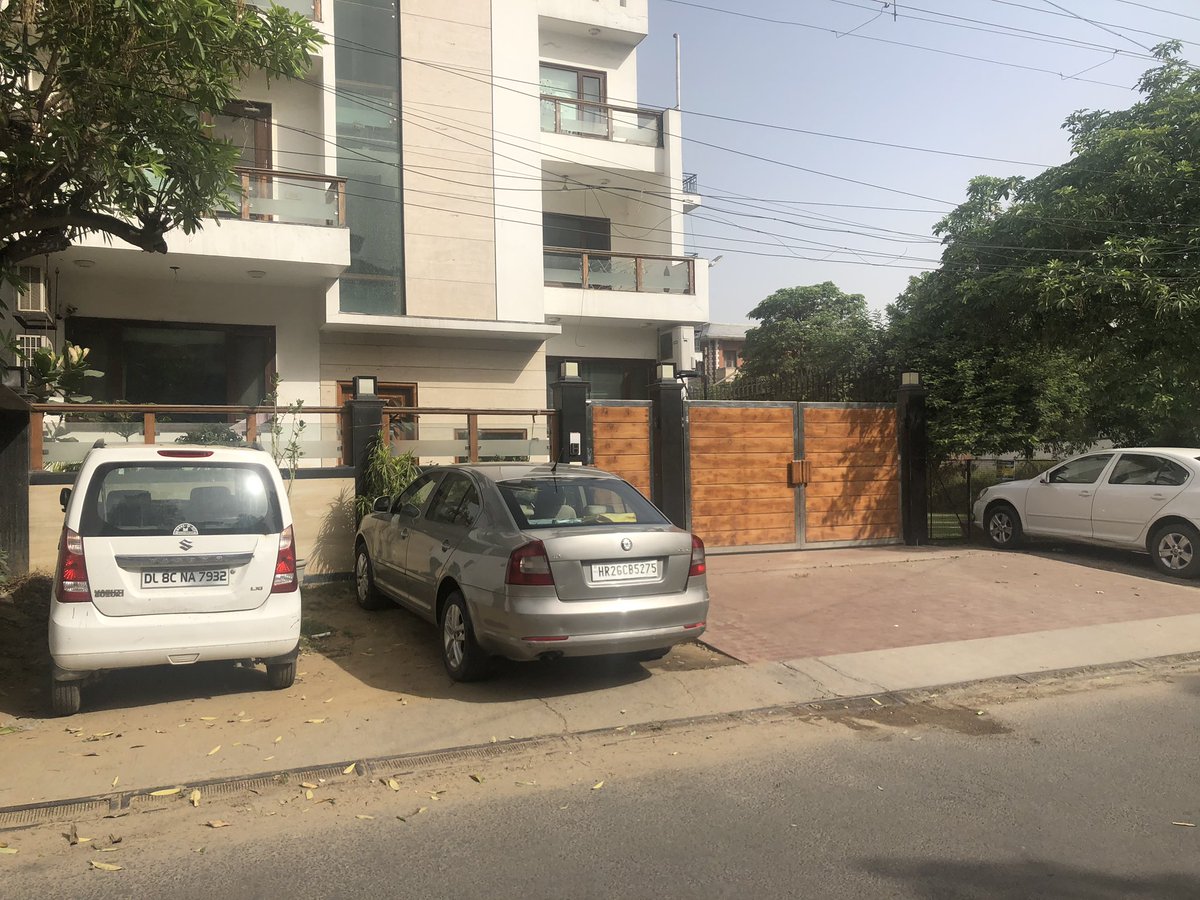 manashuman's tweet photo. आज कल जगह की इतनी तंगी है कि हम तो फ़ुट्पाथ पर आ गए! 😂
#MakeGurgaonWalkable #ClearFootpaths @MunCorpGurugram @GurugramMDA @TrafficGGM @DC_Gurugram @cmohry https://t.co/VPKNHe2vHT