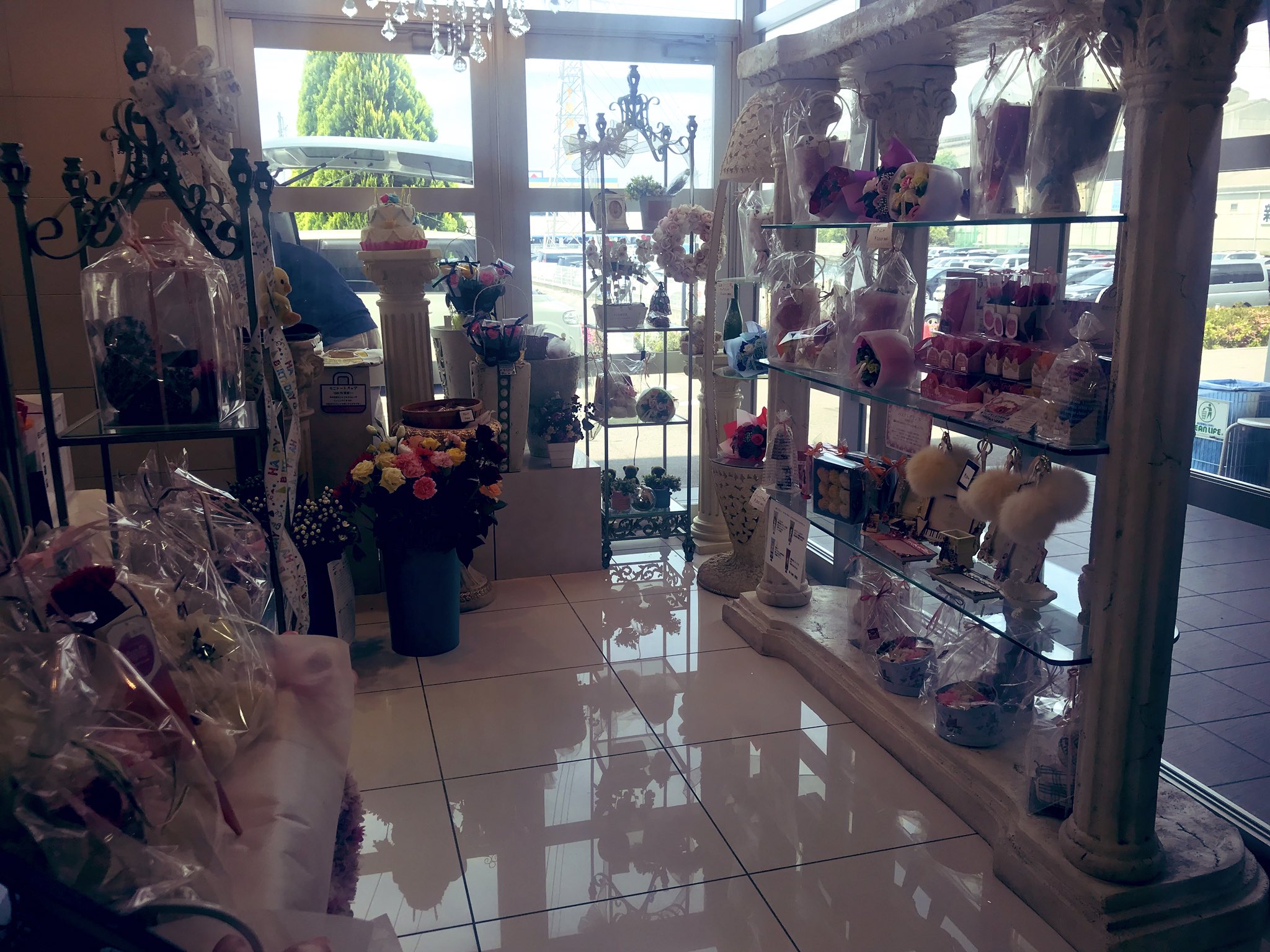 Zent岡崎インター店 今日は 母の日 日頃の感謝の気持ちを込めて 贈り物にお花 はいかがですか Zent岡崎インター店 にはお花屋さんが併設してますよ プレゼント用のお花 がいっぱい ちなみにマイマザーはラークマイルド買って