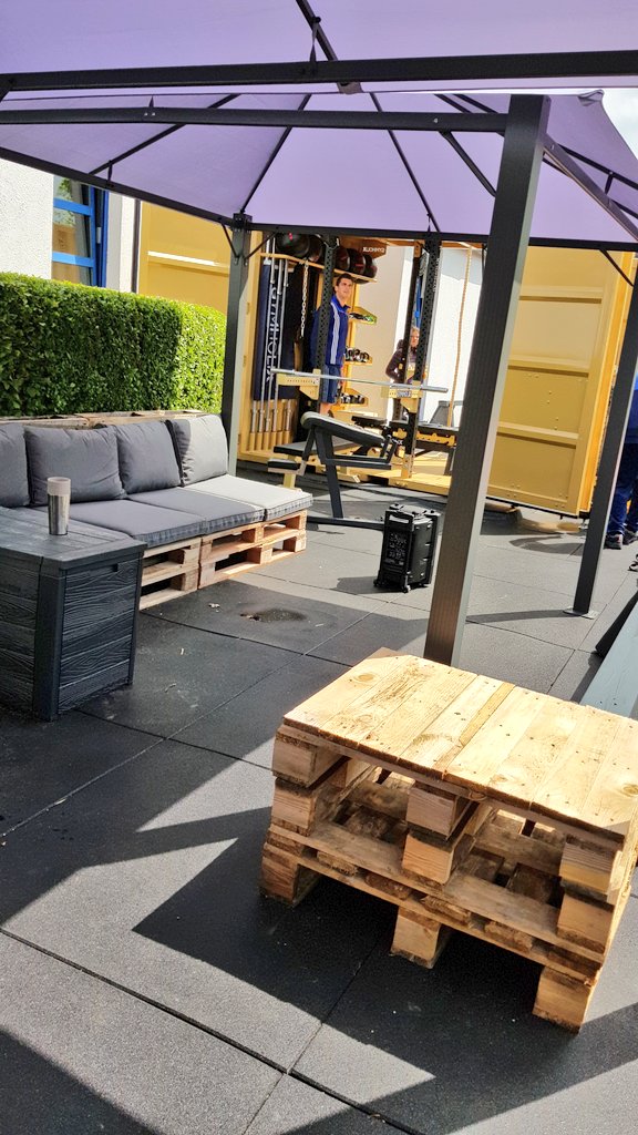 Karina_overbeck's tweet photo. So! Ab zur "outdoor" #workout Einheit mit meinen Kollegen. Neue Area für die Sommermonate wird morgen eröffnet! Ich freu mich drauf! #Vitis #outdoorarea #keepmoving #fuctional https://t.co/b4wGliZSL7