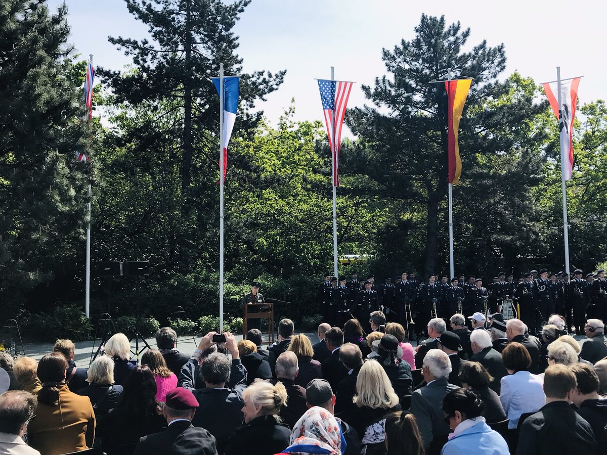 julianmieth's tweet photo. „Heute ist ein schöner Tag, [...] #Berlin ist meine zweite Heimat“, sagt Gail S. #Halverson beim #FestderLuftbrücke. #70JahreLuftbruecke #Menschlichkeitverbindet https://t.co/21JvyQ4gkv