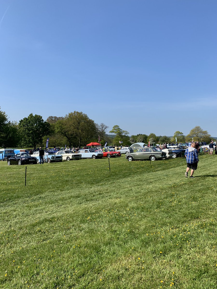 sarsarfred's tweet photo. Lovely setting for a cake stall @ntkillerton classic car show. Here all day 👍🏻 #cake #baking #delicious #caramel #food #pretty #classiccars #car #carrotcake https://t.co/aag4x1JWLN