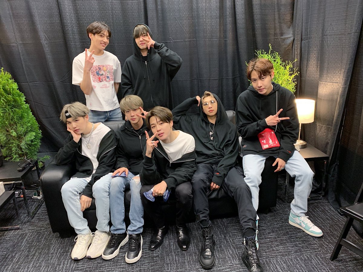 BTS_Fambases's tweet photo. @bts_bighit @BTS__Europe [TRANS]

[#BangtanToday] Hello, Chicago!
ARMY's power even made the pouring rain stop😌 be  really careful not to catch a cold!😢
#Chicago1stShow

#PremiosMTVMIAW #MTVBRKPOPBTS @BTS_twt https://t.co/LPTyjSiblv