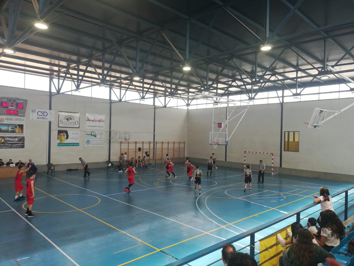 YA TENEMOS AL PRIMER FINALISTA
El PMD Miguel Esteban se lleva un partido muy emocionante en el que los dos equipos han competido hasta el final y el marcador ha sido de 71- 58. Enhorabuena al AB Cinco por el partido que ha hecho.