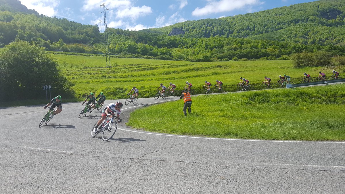 Mertxe_Beriain's tweet photo. Bajando del 4° paso  de Altamira  @JMArnau  @TelcomEderlan encabeza una guga de 4 donde va @andoniabetxuko1  @CajaRural_RGA Sotil @LABORALkutxa y udad Iza-mestre. Primer grupo a 20" tirado por udad @LABORALkutxa . Pelotón a 30" de la fuga tirado por udad @BaqueIdeusBH #iturmendi https://t.co/XXay7xmgoV