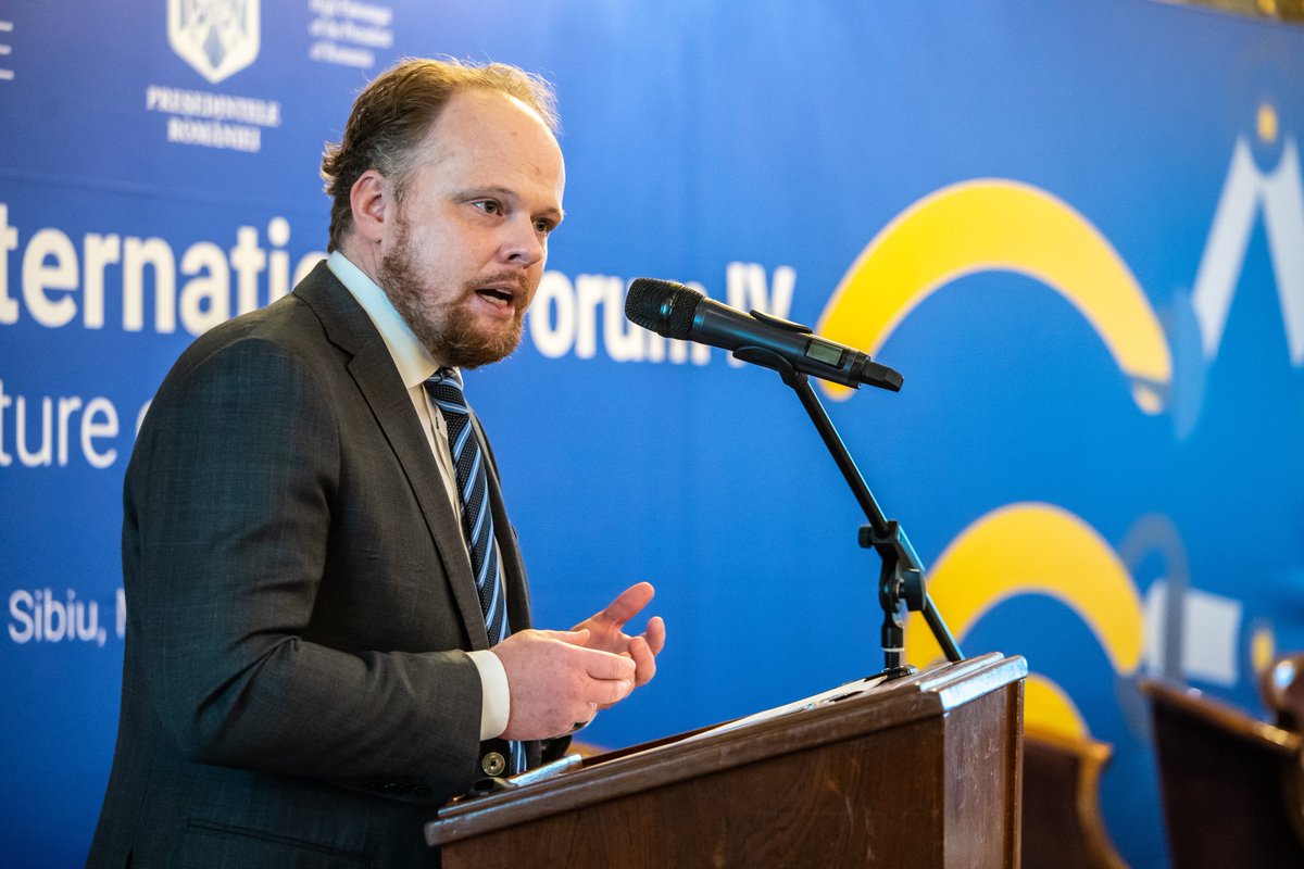 KHamiltonTR's tweet image. A pleasure to deliver keynote address 🔗tinyurl.com/y3amo9y4 at the 4th annual Digital International Forum in Bucharest, dubbed the "Digital Davos of Romania." My remarks focused on deliberative democracy and citizen participation in the digital environment. @SEE40RO #SEE40