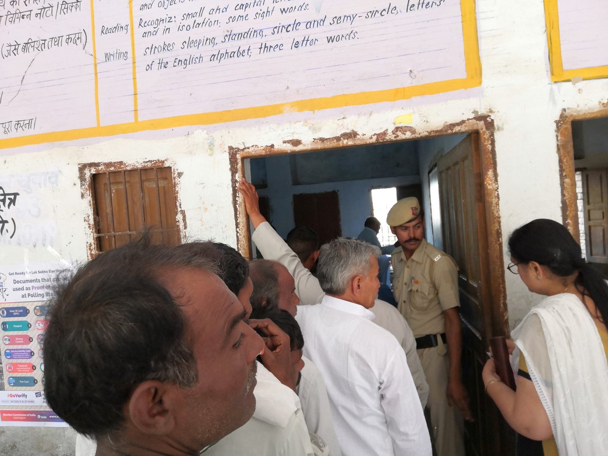 _Mayank_Mittal's tweet photo. Govt school #Haryana poling both #education history @mlkhattar @BJP4India #sircle 😂😂😂😂 @RoflGandhi https://t.co/QfuTl3dEIu