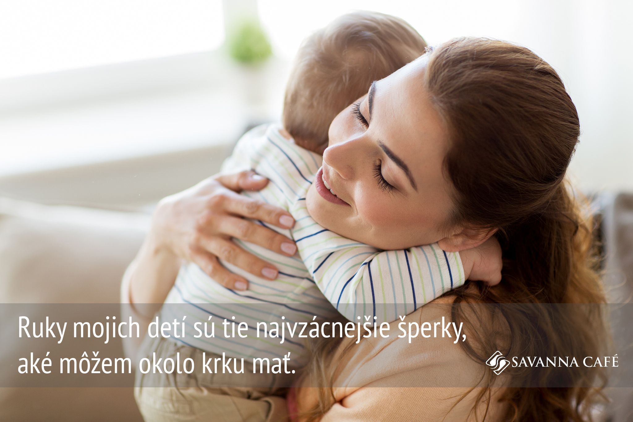Мама обнимает малыша