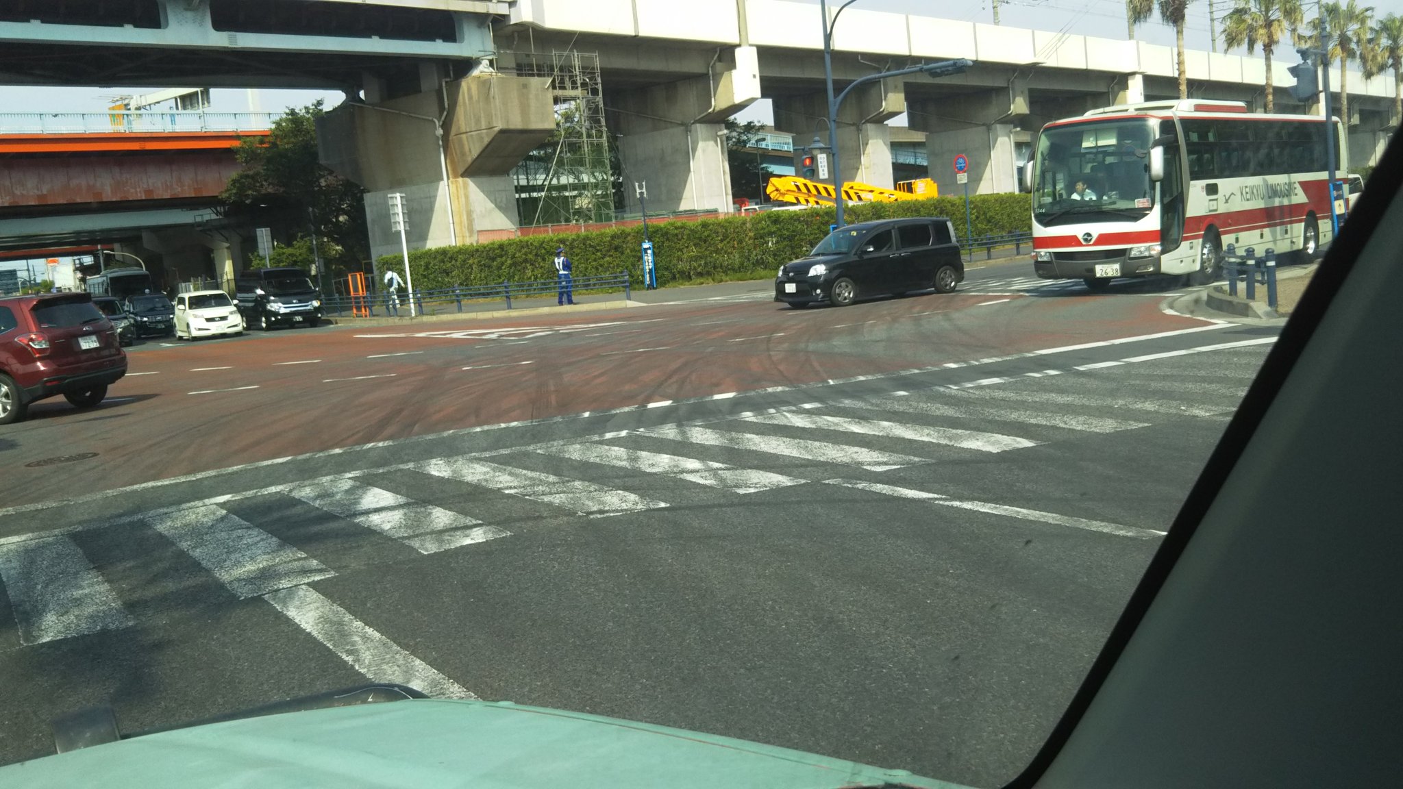 じみー ディズニー外周かわいそうなほどドリフト痕あって草 T Co Pdy9dwhtfm Twitter
