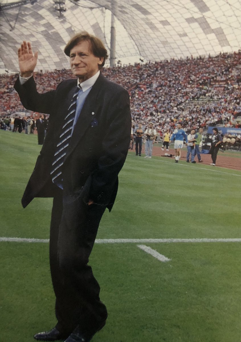FieveeA's tweet photo. « Raymond la science », quelques minutes avant le coup d’envoi de la Finale de Munich 

#OM #TeamOM #ajamaislespremiers #Munich #OMMilanAC https://t.co/avQuaDfSKa