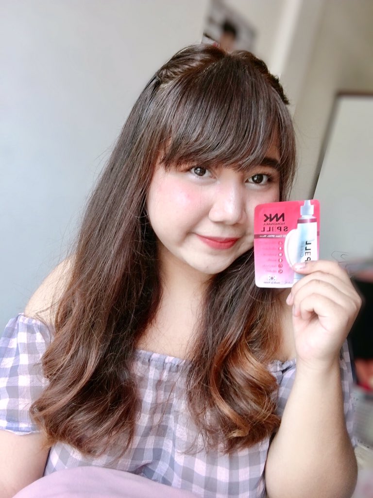 iambadgirlss's tweet photo. NNK Spell CC Cream อันนี้เป็นครีมซองที่เราแนะนำเลยทุกคน ซองเดียวเอาอยู่ เป็นทั้งบำรุงและรองพื้นได้เลย เนื้อครีมช่วยปรับสีผิวให้กระจ่างใสขึ้นอีก มี SPF50+ PA+++ ด้วยนะกันแดดได้แน่นอน ราคาไม่แรงเลย39฿เองที่7-11
#รีวิวเซเว่น #Spellcccream https://t.co/tK4sScDVfE