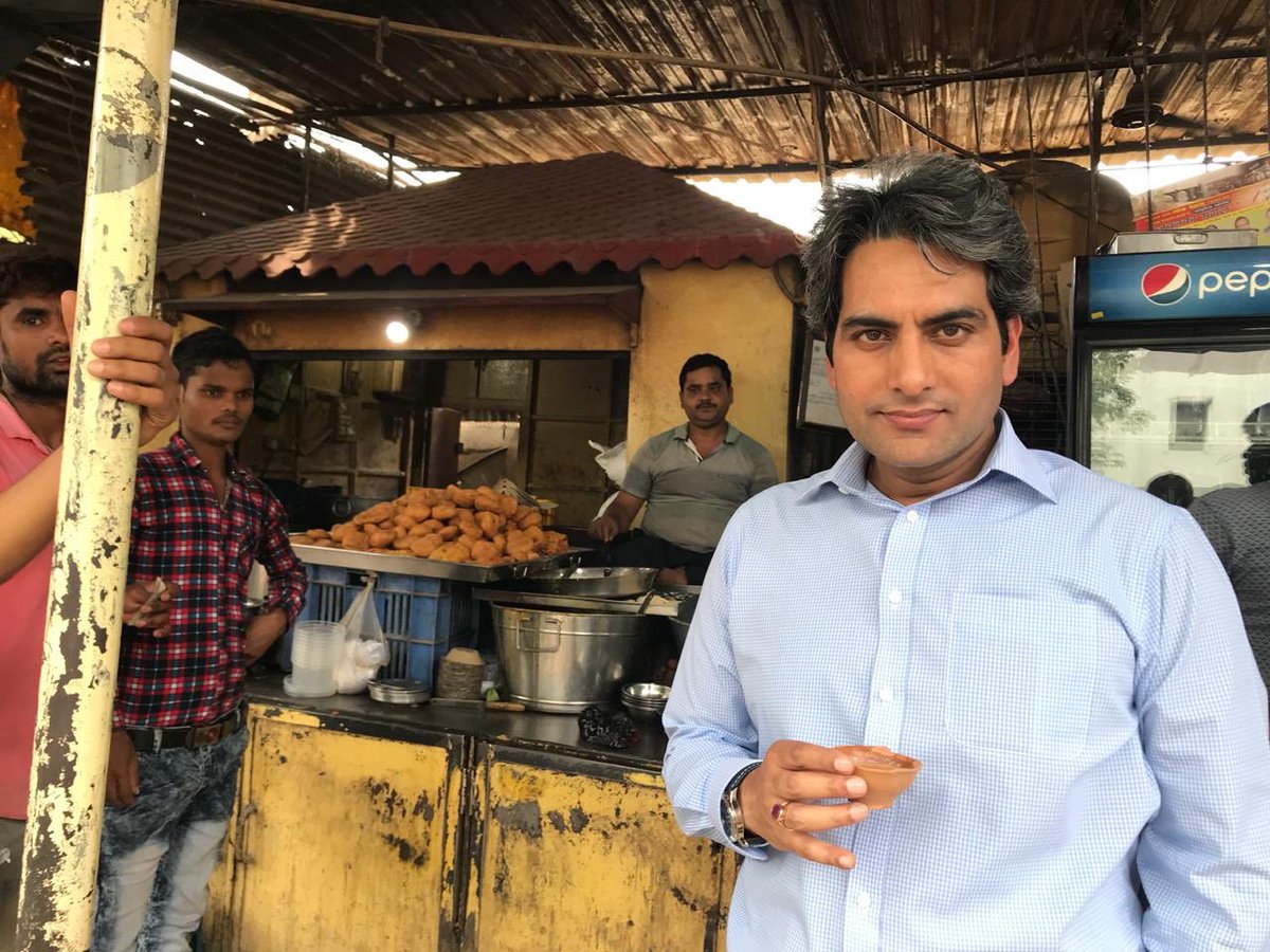 बनारस में कुल्हड़ की चाय और कचौड़ी के बिना दिन अधूरा रहेगा।<a href="/vishalpandeyk/">Vishal Pandey</a> के साथ सड़क किनारे चाय पर चर्चा।