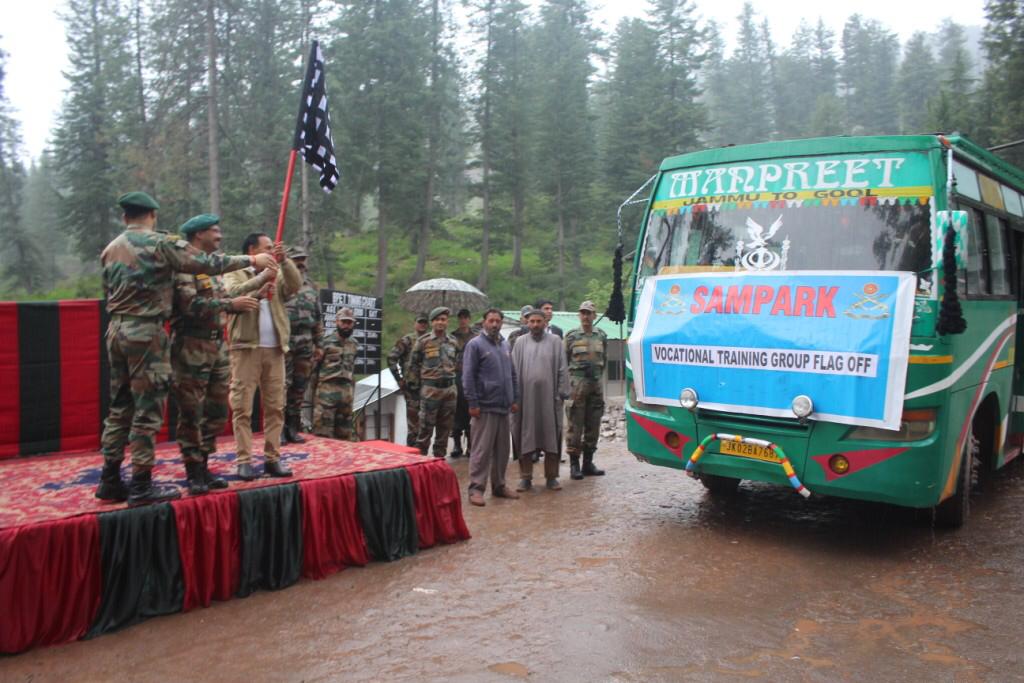 Whiteknight_IA's tweet image. #IndianArmy flagged off 20 Youth from Gool region to attend 6 month #SkillDevelopmentCourse at Delhi &amp;amp; Lucknow org by #DonBoscoTechSociety under #ProjectHimayat. Youth will be provided SSC complied training &amp;amp; employment opportunities in corporate sectors #ArmyForYouth @adgpi