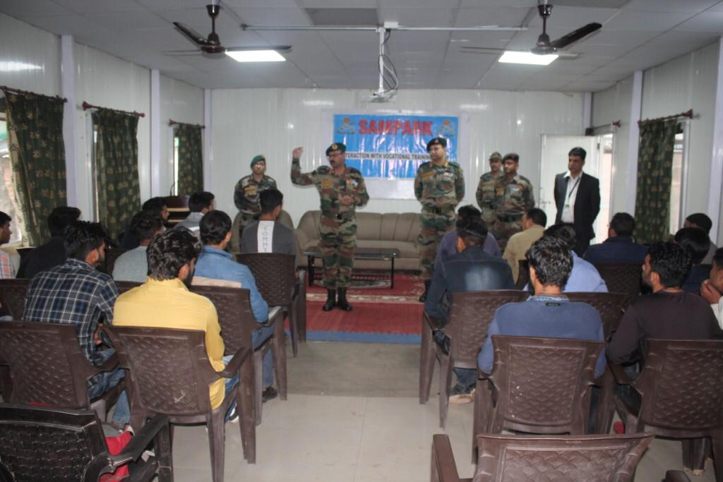 Whiteknight_IA's tweet image. #IndianArmy flagged off 20 Youth from Gool region to attend 6 month #SkillDevelopmentCourse at Delhi &amp;amp; Lucknow org by #DonBoscoTechSociety under #ProjectHimayat. Youth will be provided SSC complied training &amp;amp; employment opportunities in corporate sectors #ArmyForYouth @adgpi