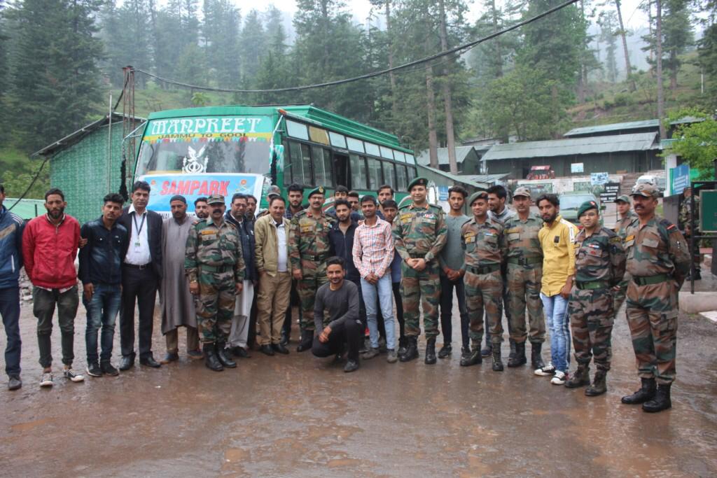 Whiteknight_IA's tweet image. #IndianArmy flagged off 20 Youth from Gool region to attend 6 month #SkillDevelopmentCourse at Delhi &amp;amp; Lucknow org by #DonBoscoTechSociety under #ProjectHimayat. Youth will be provided SSC complied training &amp;amp; employment opportunities in corporate sectors #ArmyForYouth @adgpi