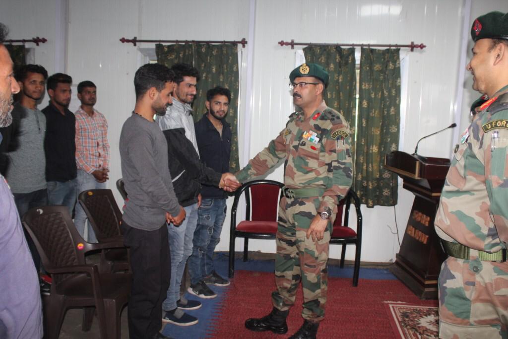 Whiteknight_IA's tweet image. #IndianArmy flagged off 20 Youth from Gool region to attend 6 month #SkillDevelopmentCourse at Delhi &amp;amp; Lucknow org by #DonBoscoTechSociety under #ProjectHimayat. Youth will be provided SSC complied training &amp;amp; employment opportunities in corporate sectors #ArmyForYouth @adgpi
