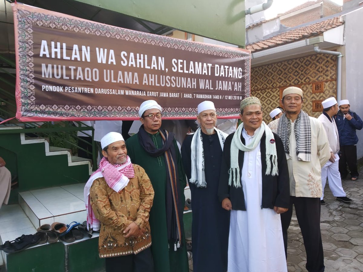 Reza70403975's tweet photo. @PrangSabii Maka menandatangani proyek jalur sutera gaya baru OBOR ini merupakan upaya membangkitkan kembali kejayaan jalur sutera Tiongkok merupakan bentuk kolonialisme dan komunisasi Cina atas negeri Islam, hukumnya adalah haram &amp; harus ditolak. #UlamaAswajaTolakOBOR .
#FSQS https://t.co/CSEczUx2Tm