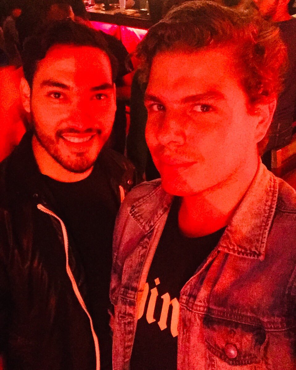 SebasResendiz's tweet image. #redismycolor ✌🏻 #party