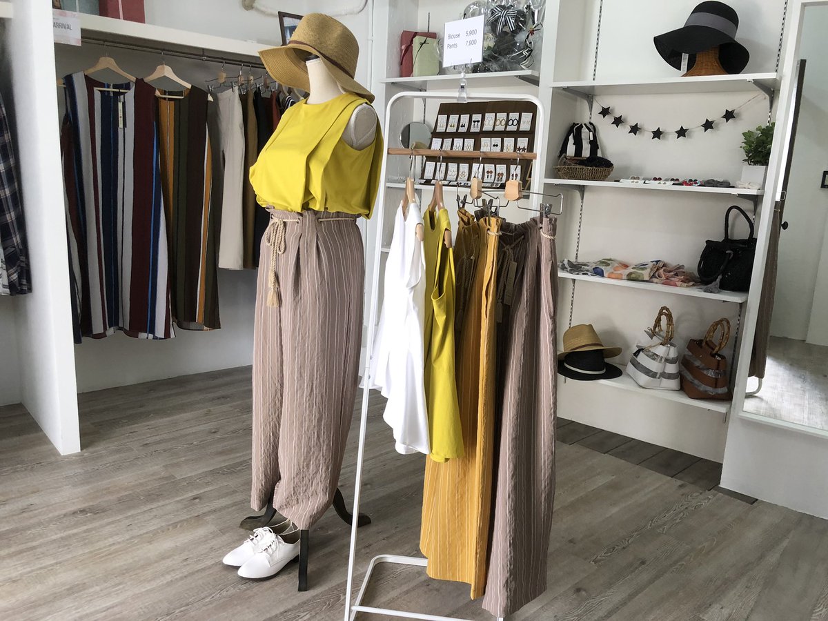 神戸元町トアウエストのレディースセレクトショップ癒しの空間raraavis ララビス です 今日はトアウエストも静かですねー Gw明けやからかな 今ならゆっくり試着していただけますよー 気に入るアイテムを好きなだけ選んでください 神戸元町 三宮