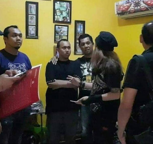 MurtadhaOne's tweet photo. AHIRNYA  pelaku yg mengancam akan memenggal kepala Presiden sdh diamankan  Direktorat Reskrimum PMJ di Parung. 

Tersangka: Hermawan Susanto. 
Tempat/Tgl Lahir : Jakarta 08- 03 - 1994

Saat ditangkap HS bilang “saya spontan dan khilaf" kemudian minta maaf

#BravoPolri https://t.co/HfqVsQOU8i