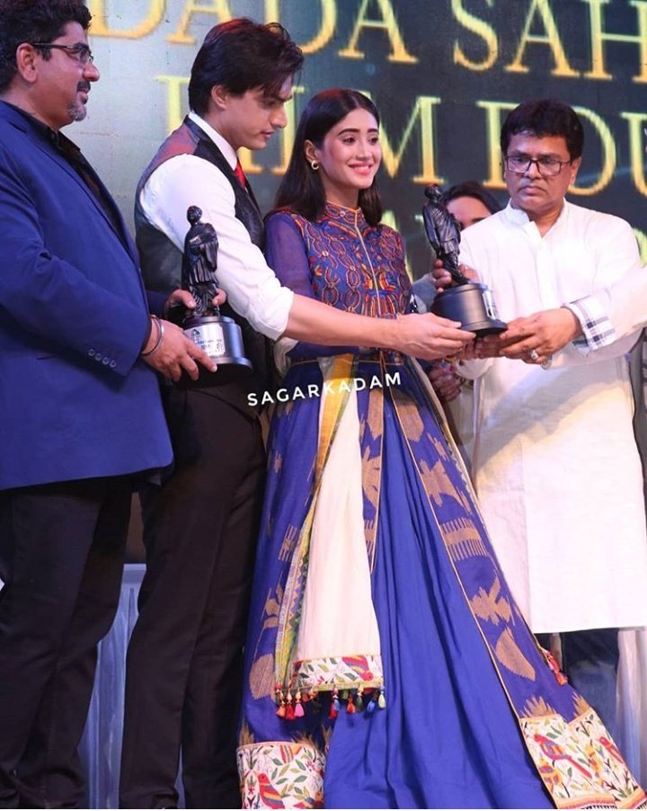 Private couple version of hand holding-How do you hold hands in public without holding hands? Shivin teaching us their private version of PDA.Accepting the award on stage together and then this moment when leaving. I'm taking feels.  #yrkkh  #kaira  #shivin  #shivinfeels