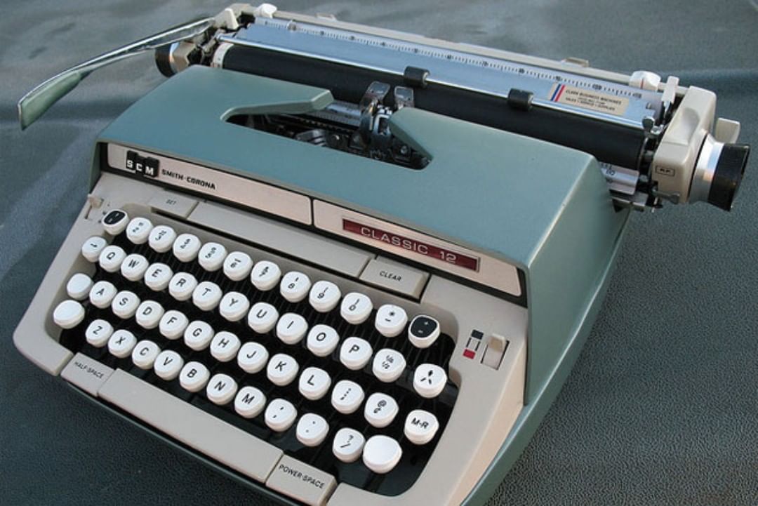 gtrvariedades's tweet image. 過去の技術が行くせを覚えましょう
古い機械様タイプライター様々なタイプのテキストの文書を書きますために、今日は廃れたのオブジェクトです、私は既に１つタイプライター私の子供時代で使った。
#Typewritter #Nostalgia #Tecnhologyofpast　#タイプライター