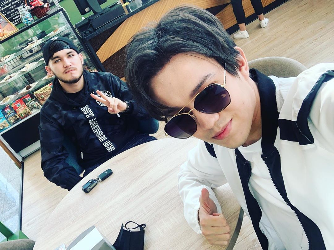 dimash_usa's tweet image. #Dimash with his good friend, Ais! ✌🏼 IG: @duisenbaev_kz
Which pic do you like better?
↙️ Left or Right ↘️ 💕😍🌹
#Dears #SaturdayNight 😎👍🏼