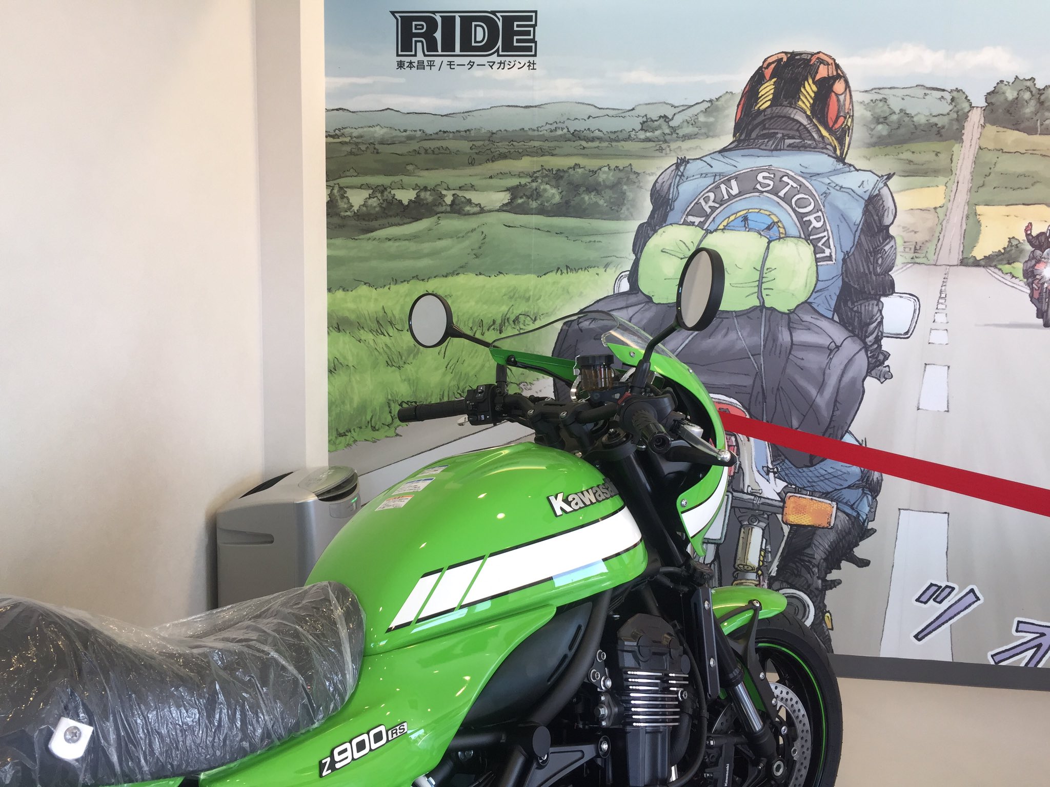 八尾カワサキ Yaokawasaki 八戸ノ里ドライビングスクールの二輪待合室に Z900rs Cafe を展示しております リニューアルして壁がバイク漫画のrideのデザインになっています 教習所とは初コラボだとか 必見の待合室ですよ Z900rs Cafe Ride 東本