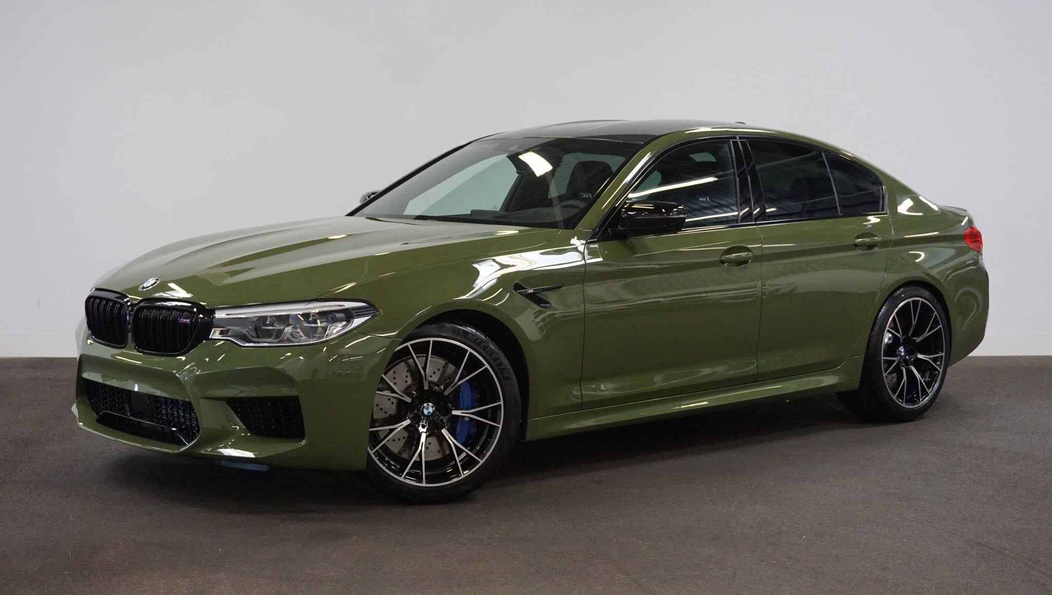 Бмв хаки. BMW m5 f90 Competition зеленая. BMW m5 f90 Urban Green. BMW m5 f90 изумруд. BMW m5 g30 зеленая.