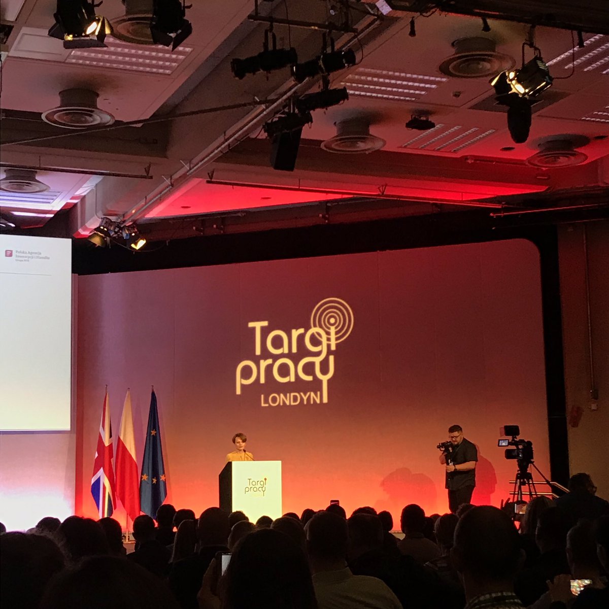 <a href="/JEmilewicz/">Jadwiga Emilewicz 💯🇵🇱</a> na #TargiPracyLondyn: „Jesteśmy w awangardzie rozwoju ekonomicznego w Europie” zachęcając do powrotów do Polski <a href="/JakubKrupa/">Jakub Krupa</a> <a href="/PAPinformacje/">PAP</a> <a href="/PolishEmbassyUK/">Polish Embassy UK 🇵🇱</a> @MPiT_GOV_PL