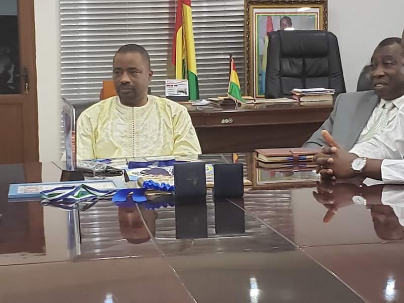 Le MINISTRE TIBOU KAMARA en audience avec ces cadres.Lors de la présentation de  l'inventeur Moutaga keita.