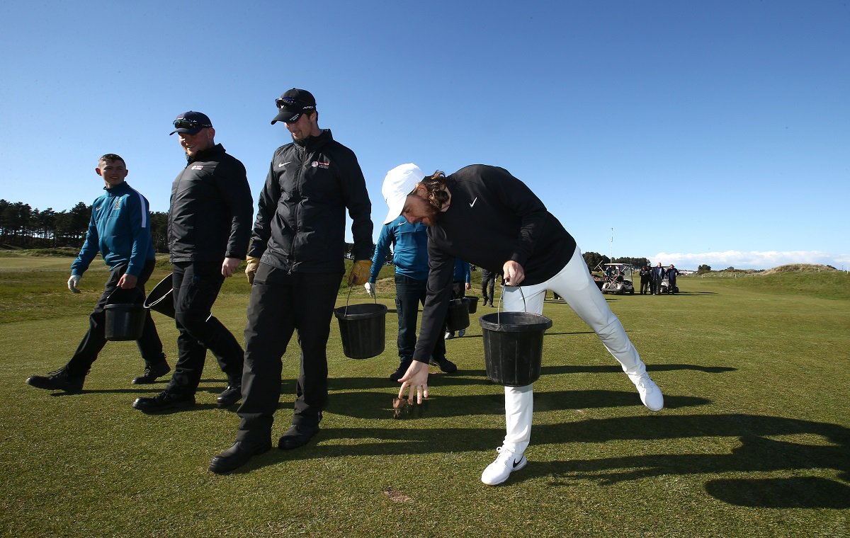 What a man. After his 3rd round @TommyFleetwood1 went back out on the course to help the ground staff repair divots.