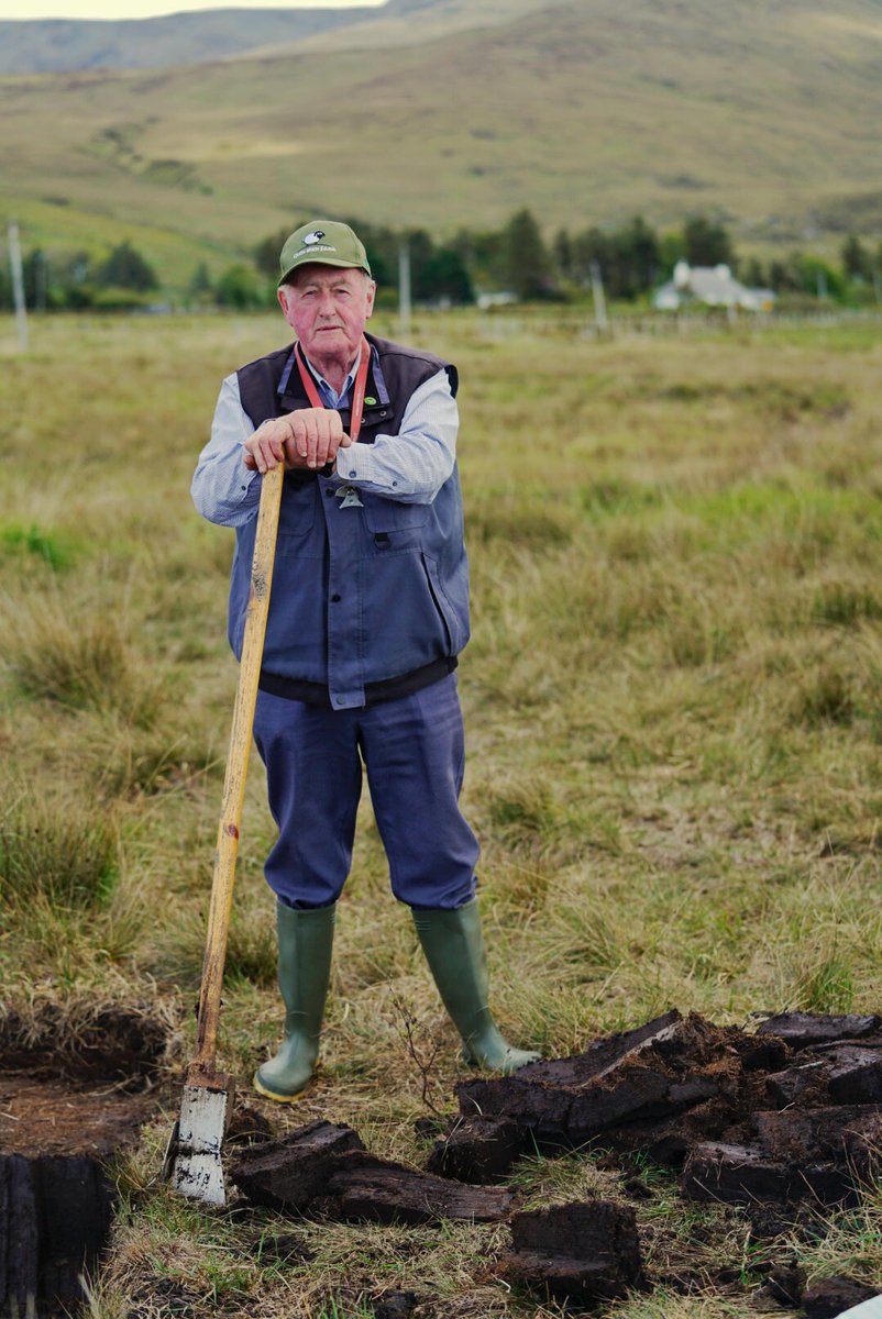 TragaViajes's tweet photo. En Irlanda hay 6 millones de ovejas y 5 millones de habitantes. Mr. Sheep, de 70 años y Fly, su perrita de 3 patas, forman un equipo inmejorable.  Hemos estado aprendiendo acerca de la fuerte tradición pastoril del país. #Rutacosteradelatlantico @DescubreIrlanda https://t.co/UrftHhUKNG