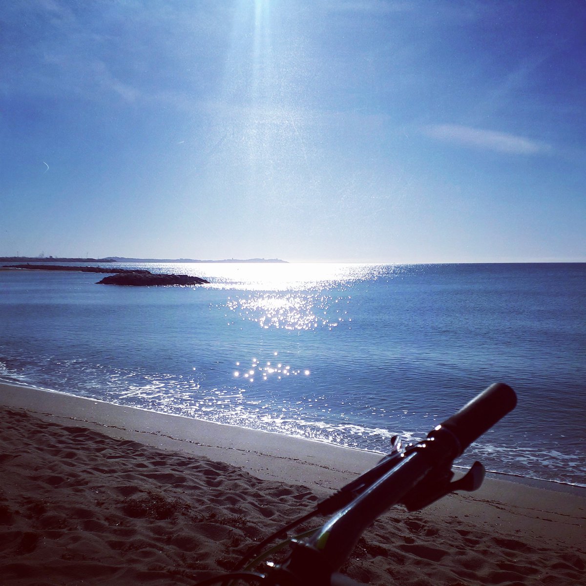 Blue day... #blue #blueday #cambrils #cambrilsturisme #mtblife #mtb #mtbiking #beach #platja #sand #arena #cyclinglife #cycling #cyclelife #cycle #cannondale #naturephotography #naturelight #natura #naturelovers #sea #mar #reflex #reflection #sol #sunreflection #sun
