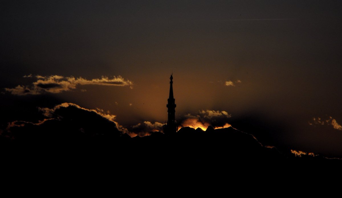 CielidiMilano's tweet photo. The sky of Milan city as you've never seen before. #CielidiMilano https://t.co/ymQ9oFm2KH