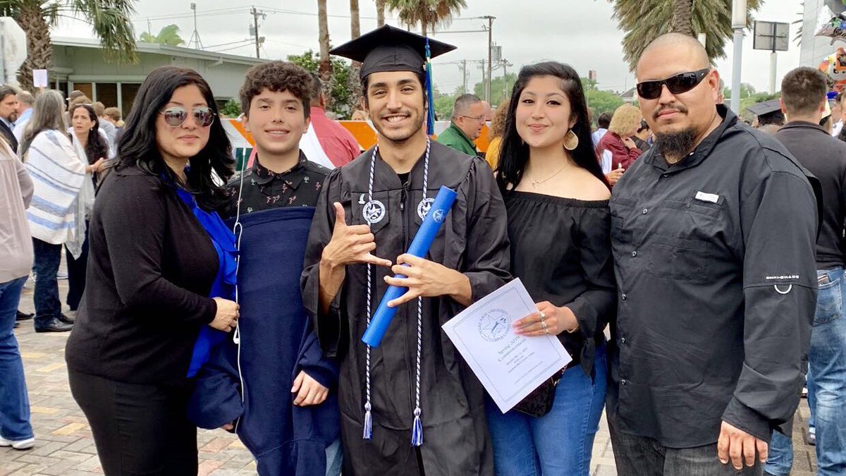papodiscotits's tweet photo. I did a thing 🎓 #IslanderAlumni https://t.co/v372Nc9Itv
