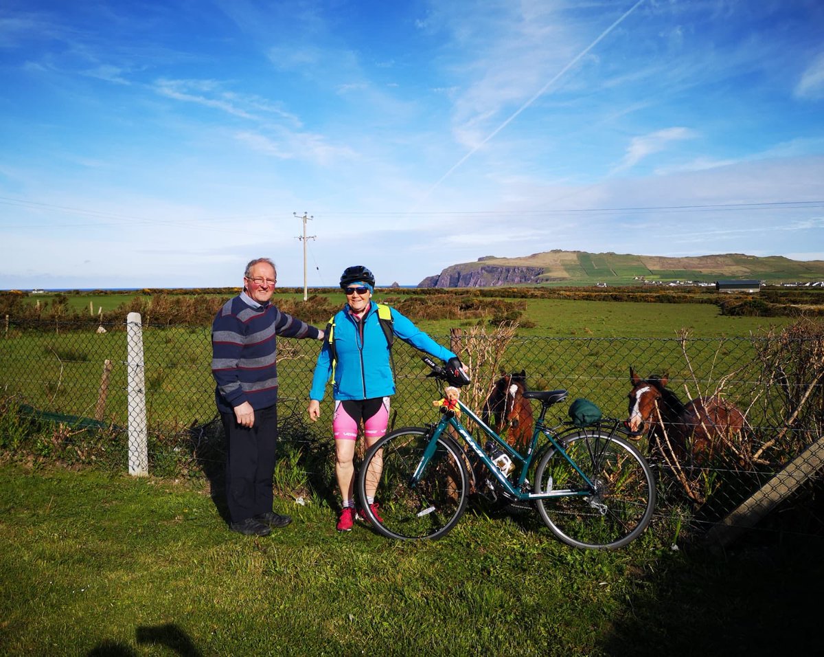 Ready for the off after a lovely day’s rest at Fuchsia Lodge in Ballyferriter.  

The owner John seeing me off as his wife Noreen takes the terrible twins (the panniers) on to Tralee for me 👏

The Conor Pass awaits today on #LapoftheMap2019 👀🚴‍♂️🤞