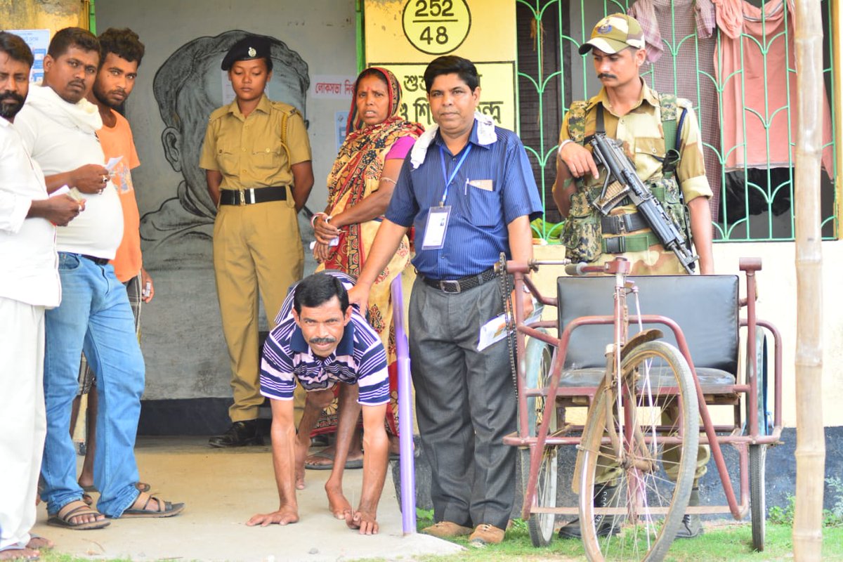 PIBKolkata's tweet image. A #PersonWithDisability (PwD) #voter went to cast his vote at a #pollingbooth in #Bankura #LokSabhaConstituency today. #Phase6 #LokSabhaElections2019 #IndiaElections2019 

@ECISVEEP @SpokespersonECI 
@PIBHindi @MIB_India @MIB_Hindi 
@MSJEGOI

#GoVote #GotInked