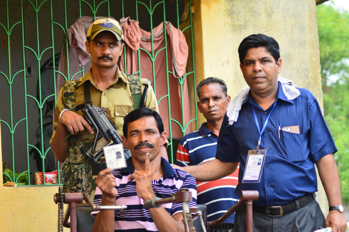PIBKolkata's tweet image. A #PersonWithDisability (PwD) #voter went to cast his vote at a #pollingbooth in #Bankura #LokSabhaConstituency today. #Phase6 #LokSabhaElections2019 #IndiaElections2019 

@ECISVEEP @SpokespersonECI 
@PIBHindi @MIB_India @MIB_Hindi 
@MSJEGOI

#GoVote #GotInked