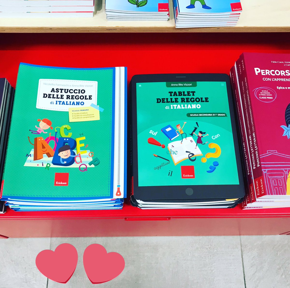 Anna Rita Vìzzari on X: Scaffale della libreria @ediz_erickson a Roma:  Astuccio (scritto con @nicomarti0) e Tablet [delle regole di Italiano].   / X